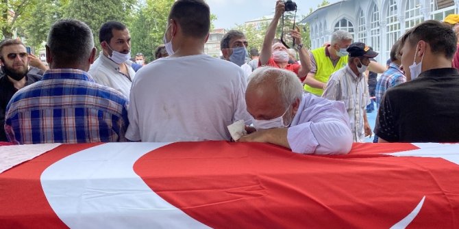 Patlamada ölen kız kardeşinin tabutuna sarılıp gözyaşlarına boğuldu