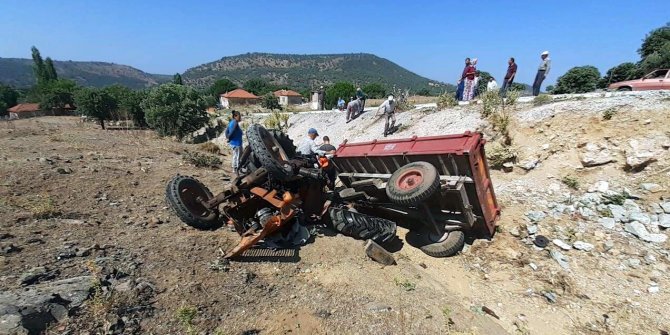 Devrilen traktörün sürücüsü öldü, eşi yaralandı