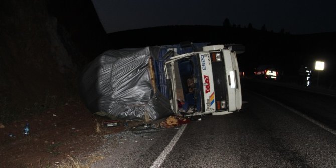 Konya’da saman yüklü kamyon devrildi: 2 yaralı