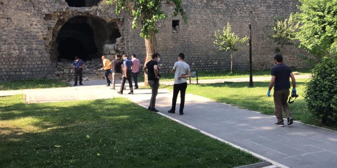 Surların gölgesinde serinlerken, silahlı saldırıya uğradı