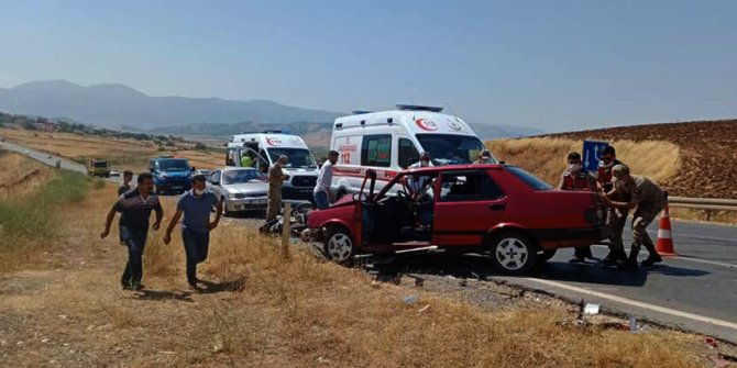 Otomobille motosiklet çarpıştı: 4 yaralı