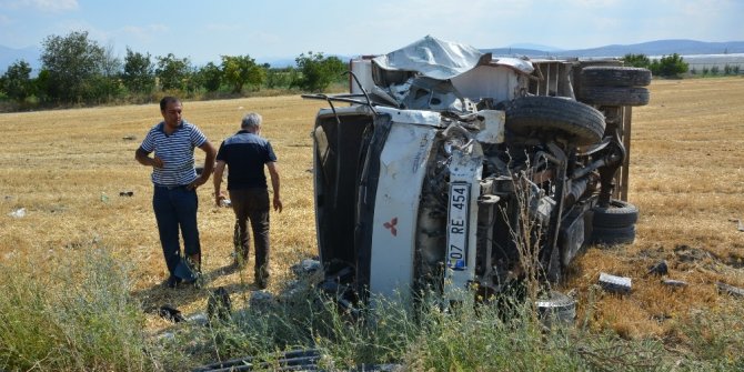 Antalya’da otomobil hurdaya döndü: 1 ölü,1 yaralı