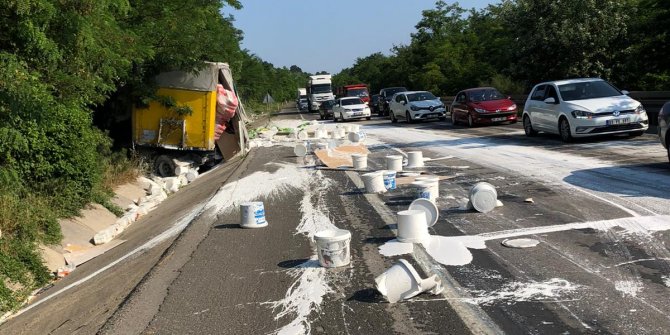 Şarampole devrilen TIR'daki boyalar yola saçıldı