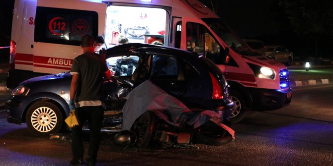 Motosiklet otomobille çarpıştı: 1 ölü, 3 yaralı