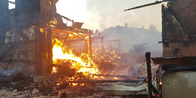 Karabük’te 2 ev, samanlık ve traktör yandı