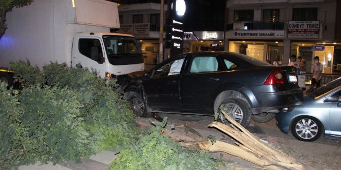 Kediye çarpmamak için park halindeki araçlara çarptı