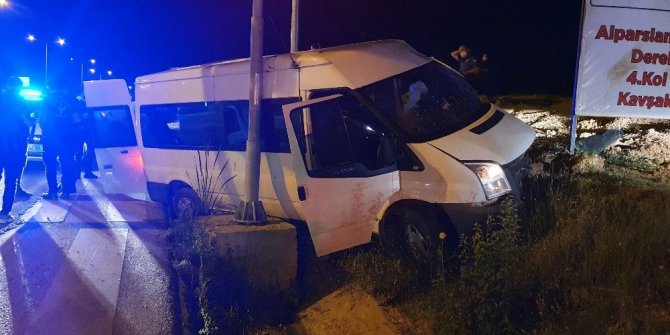 Polisin ‘dur’ ihtarına uymayan araç ile polis minibüsü kaza yaptı: 4 yaralı