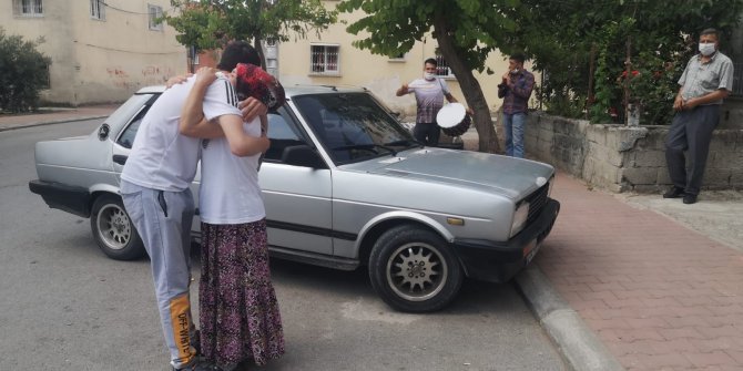 Askerden dönen genç, önce tereddüt etti, sonra annesine sarıldı