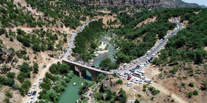 Kavurucu sıcaktan bunalanlar tarihi 'Taşköprü'de serinliyor