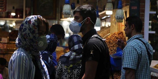 İran'da bir günde COVID-19'dan 215 kişi hayatını kaybetti