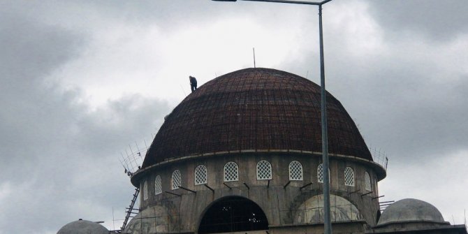 Güvenlik yok, cami kubbesinde ölümüne tamir