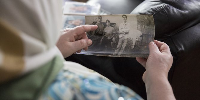 Srebrenitsa'da öldürülen bir oğlunu defnetmeye hazırlanan Boşnak aile, diğer oğlunuysa hala bulamadı