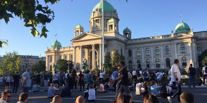 Beograd: Građani treće veče ispred Skupštine Srbije, sede na platou ispred parlamenta