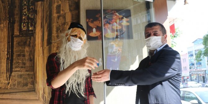 Bu yöntemle maske kullanımını eğlenceli hale getirdiler