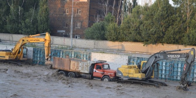 Ağrı’da sel felaketinde işçiler ölümle burun buruna geldi
