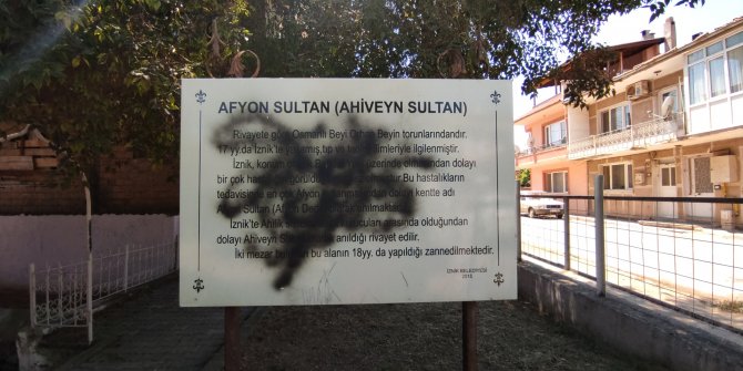 İznik'te tarihi türbeye spreyli saldırı