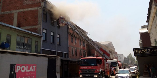 Mobilya deposunda çıkan yangın, söndürüldü