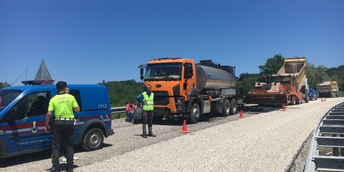 Tankerin altında kalan karayolları işçisinin ayakları koptu