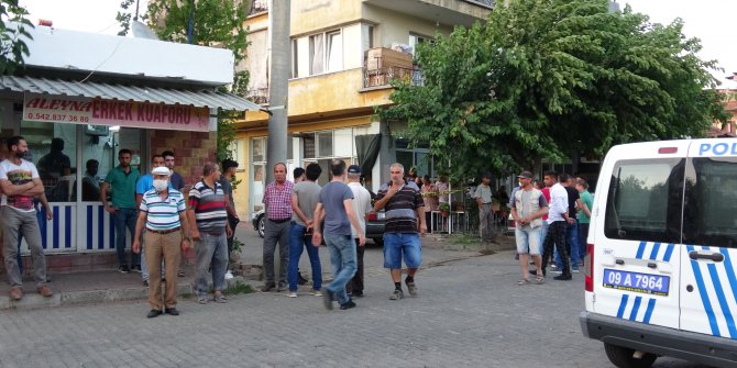 Sokakta otomobillerle karşılaşan 2 grup arasında silahlı kavga: 3 yaralı