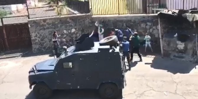 Çocuklarını bıçakla rehin alan baba, biber gazıyla etkisiz hale getirildi