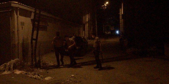 Hırsızlık yaparken yakalandı, ’virüs var’ diyerek polisleri uzaklaştırmaya çalıştı
