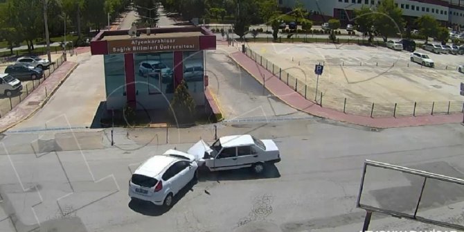 Kameralara yansıyan kazalarda araçlar adeta çarpışan oto gibi birbirlerine girdi