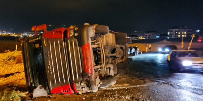 TIR devrildi; taşıdığı kilolarca talaş yola saçıldı