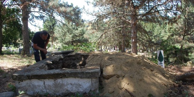 72 yıllık mezarda define aradılar