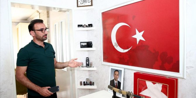 Şehidin kanının bulunduğu Türk bayrağına ailesi gözleri gibi bakıyor