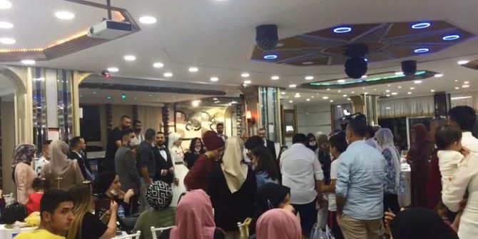 Sokak eğlencesinde, düğün salonunda sosyal mesafe hiçe sayıldı