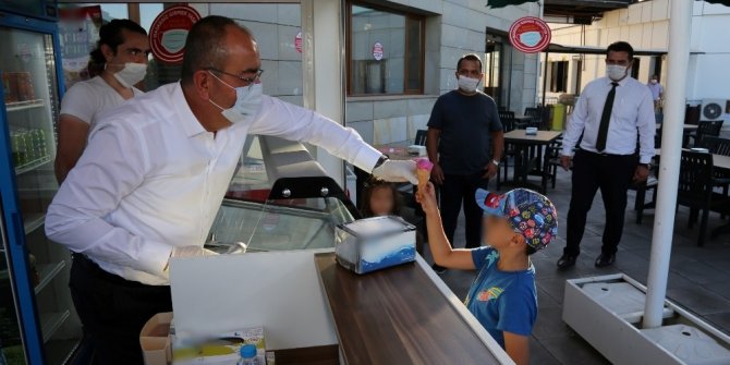 Başkan Kavuş’tan çocuklara dondurma