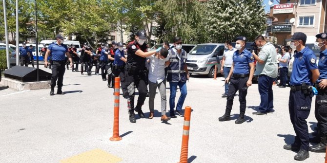 Düğünde polisleri yaralayan 6 kişi adliyeye sevk edildi