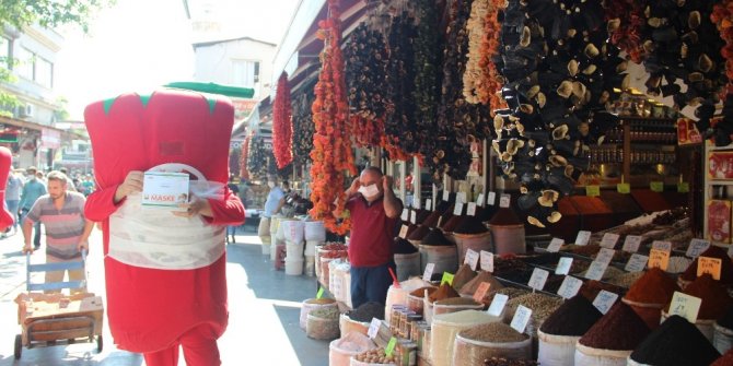 İsot maskotlardan vatandaşa ücretsiz maske