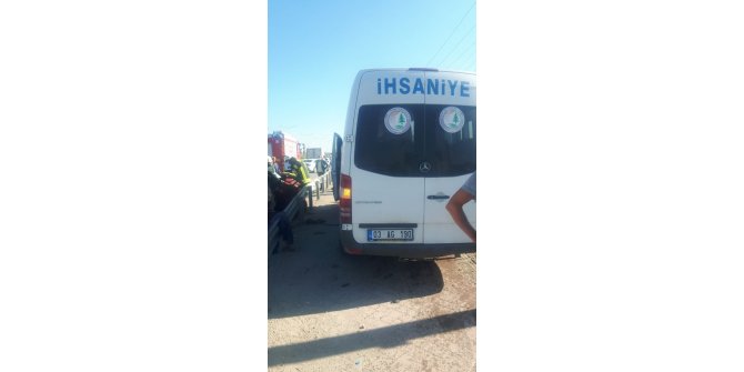 Yolcu minibüsü ile otomobil çarpıştı 17 kişi yaralandı