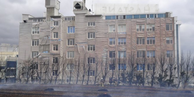 Silivri'de hastanenin yanındaki tarlada çıkan yangın paniğe neden oldu