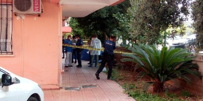 Önce bebeğini, daha sonra da kendini aşağıya bıraktı