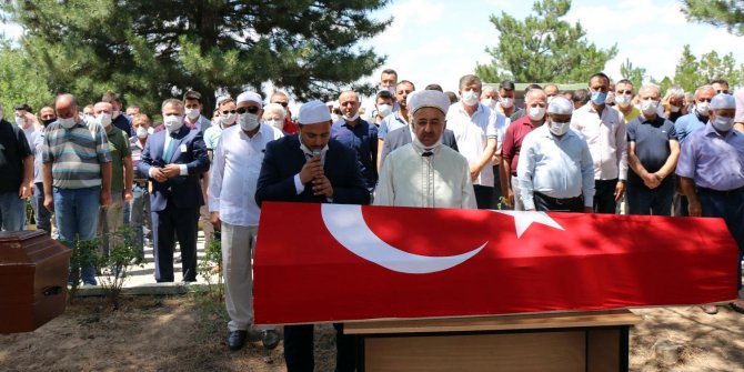 Kazada ölen polis ile anne ve babası toprağa verildi