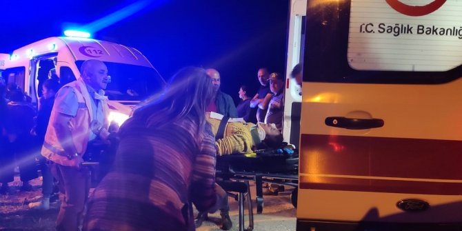 Sivas'ta köprü parmaklığına çarpan cip devrildi: 5 yaralı