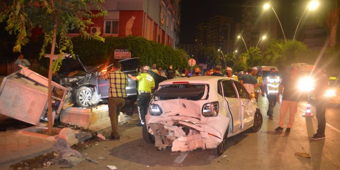 Işıkta bekleyen araçlara çarptı, kaza yerinden kaçtı: 2 yaralı