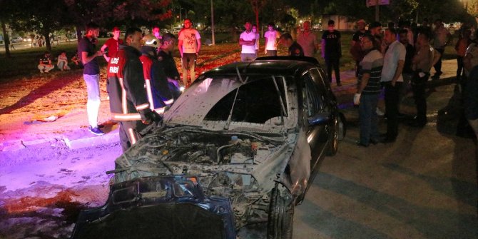 Elazığ'da park halindeki araca çarpan otomobil alev aldı: 3 yaralı