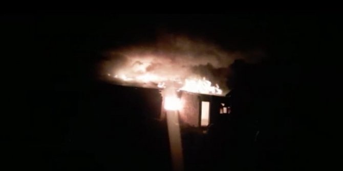 Ardahan’da korkutan yangın: 2 ev ile 1 ahır kül oldu