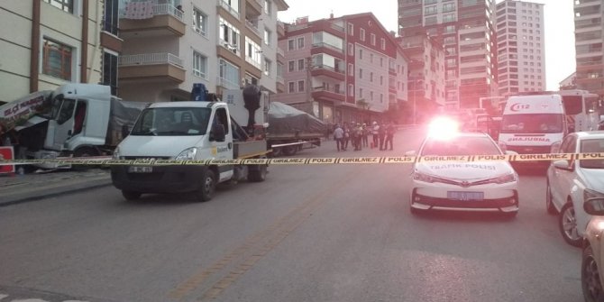 Freni boşalan tır markete daldı
