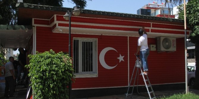 15 Temmuz anısına muhtarlık binasını bayrak renginde boyattı