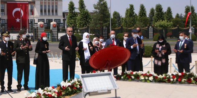 Cumhurbaşkanı Erdoğan şehit yakınları ve gazilerle birlikte 15 Temmuz Şehitler Abidesi’ne çiçek bıraktı
