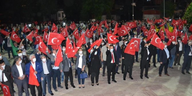Bilecikliler o günkü gibi ellerindeki Türk bayraklarıyla Cumhuriyet Meydanını doldurdu