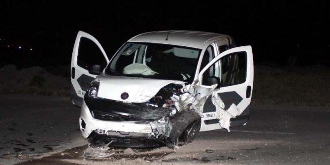 Otomobil ile hafif ticari araç çarpıştı: 5 yaralı