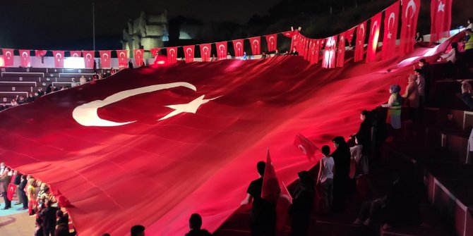 Selalar eşliğinde dev Türk Bayrağı açıldı