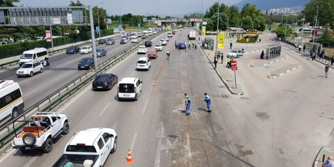 Yağ akıtan kamyon ortalığı birbirine kattı