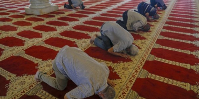 O ülkede ibadethaneler 4 ay sonra yeniden açıldı