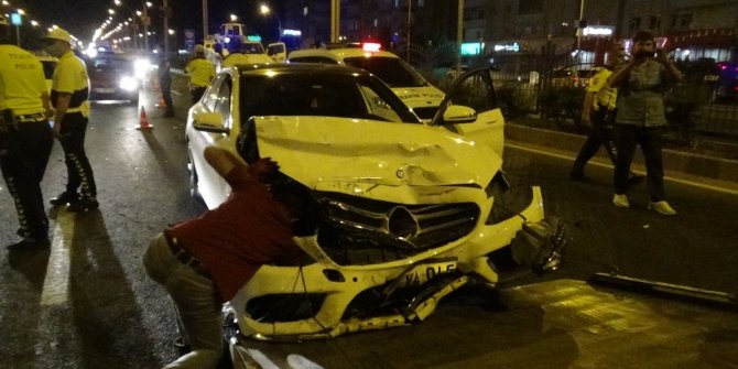 Hurdaya dönen araçtan 3 kişi yaralı çıkarıldı